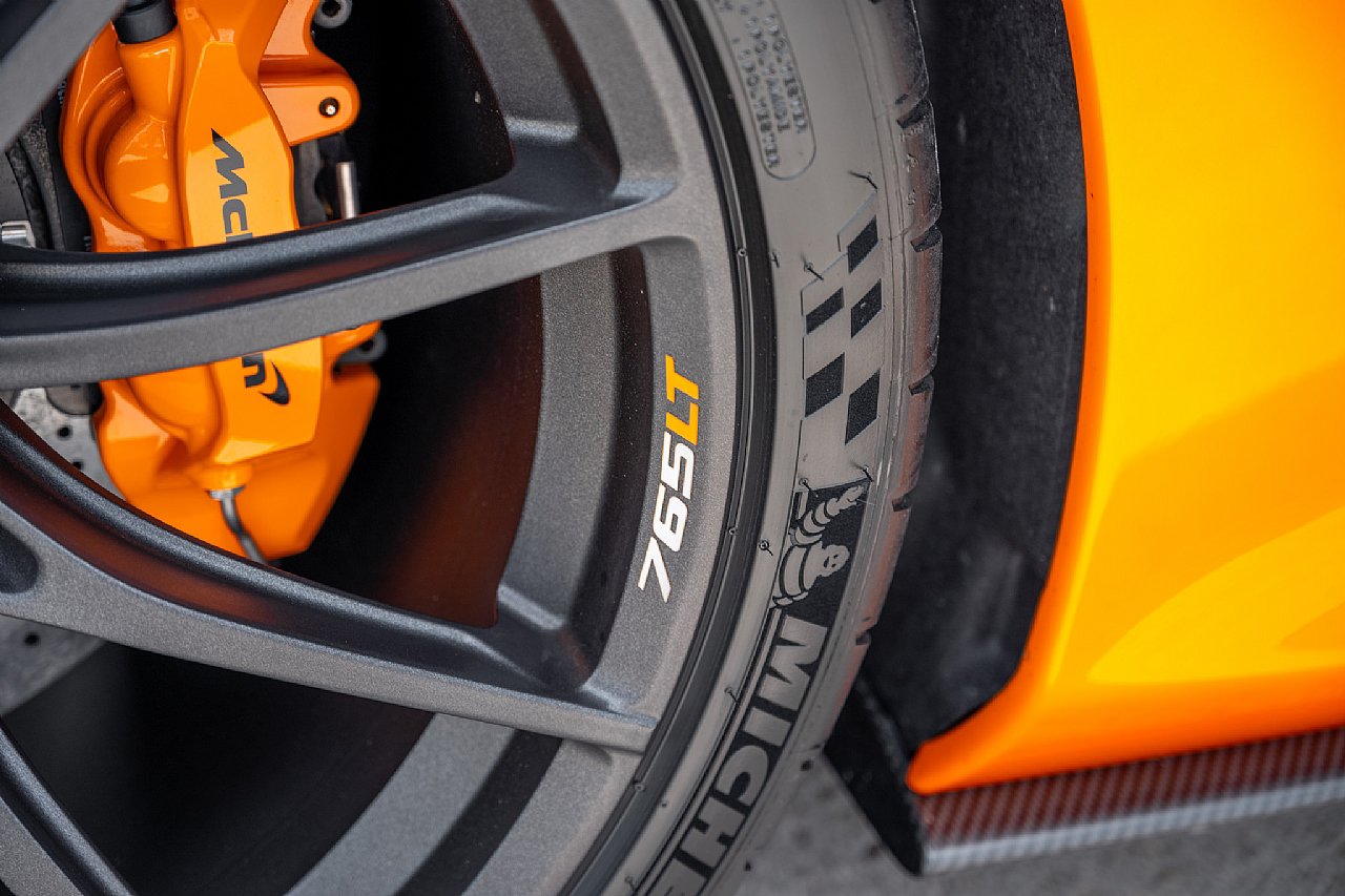 Used 2022 McLaren 765LT photo 17