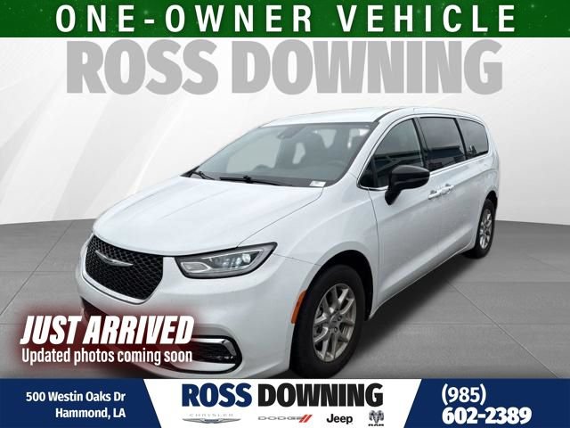 Used 2025 Chrysler Pacifica Select