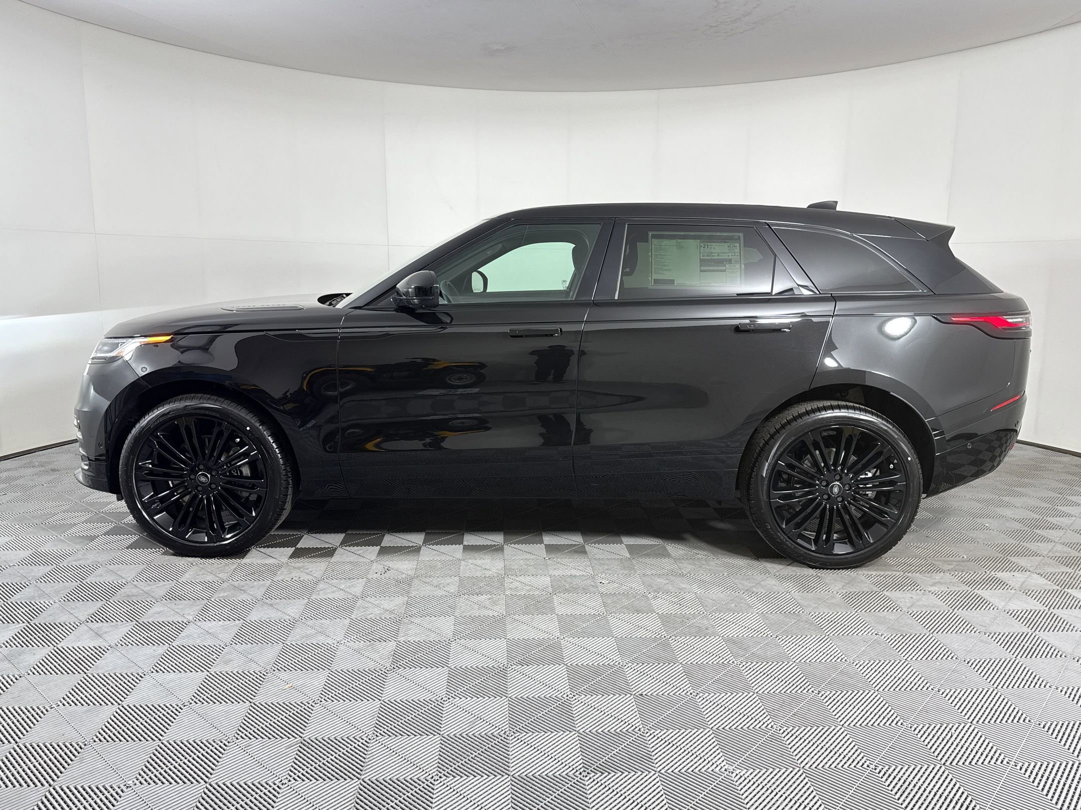 2026 Land Rover Range Rover Velar Dynamic SE