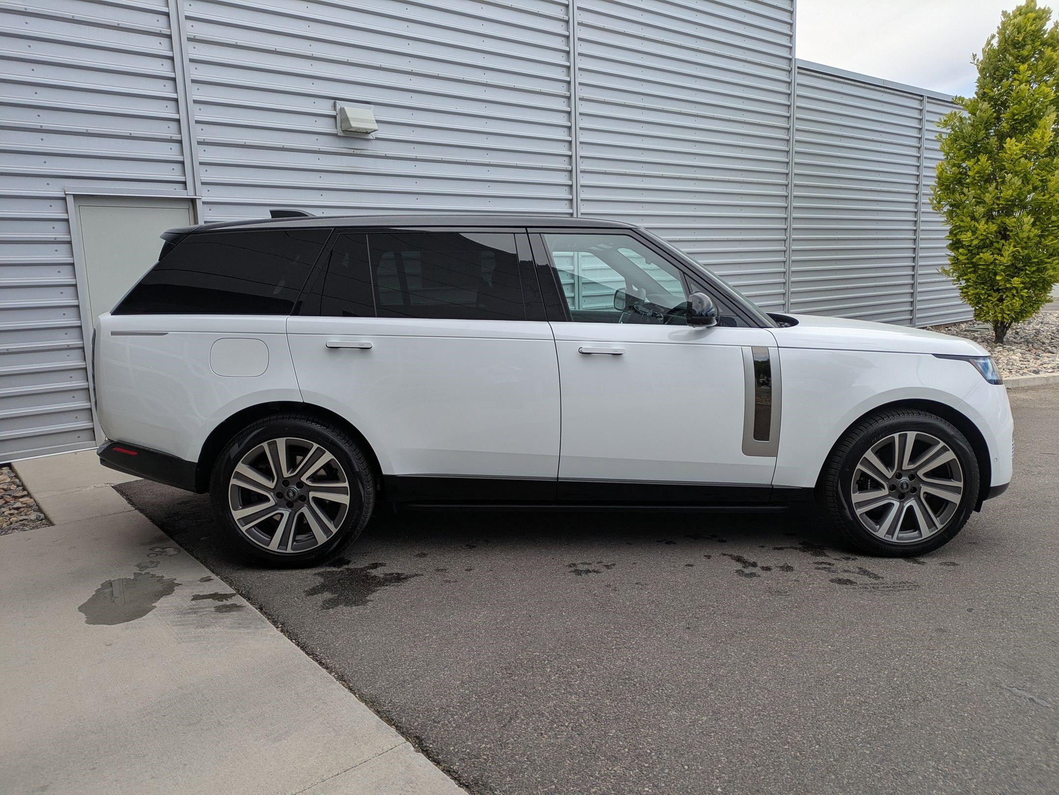 2025 Land Rover Range Rover SV
