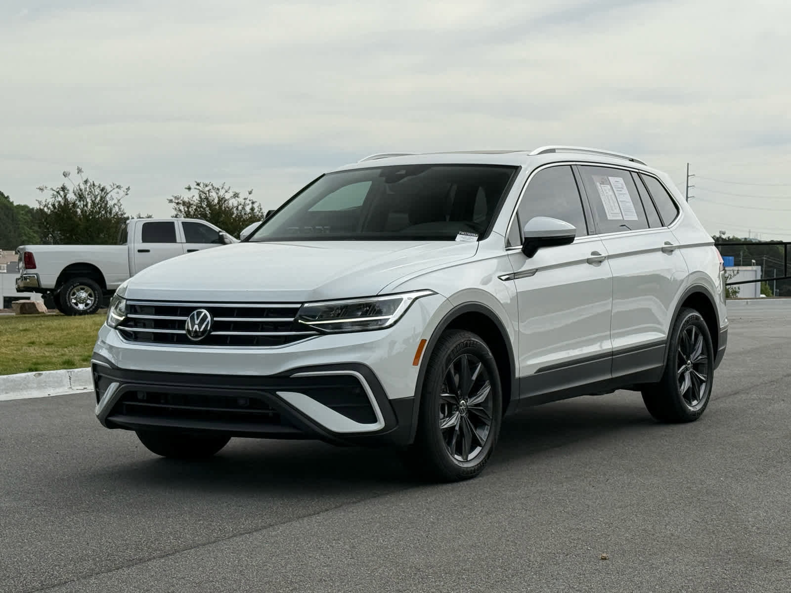 2023 Volkswagen Tiguan SE