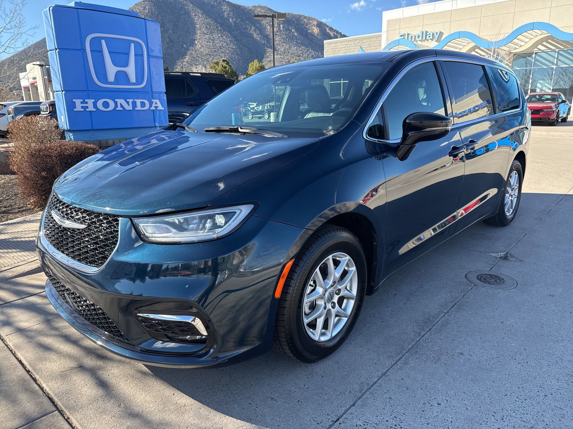 Used 2025 Chrysler Pacifica Select