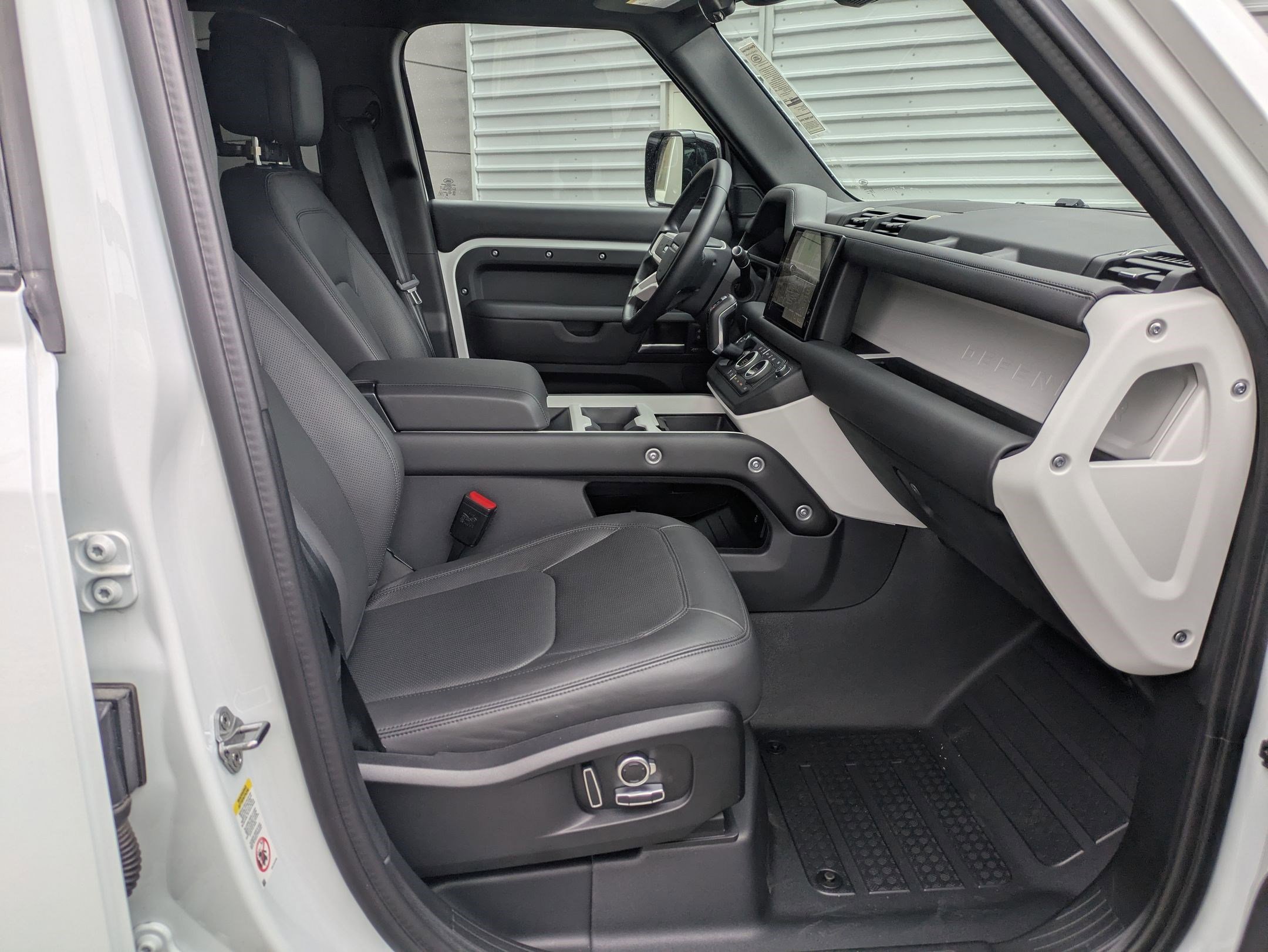 2025 Land Rover Defender 130 X-Dynamic SE