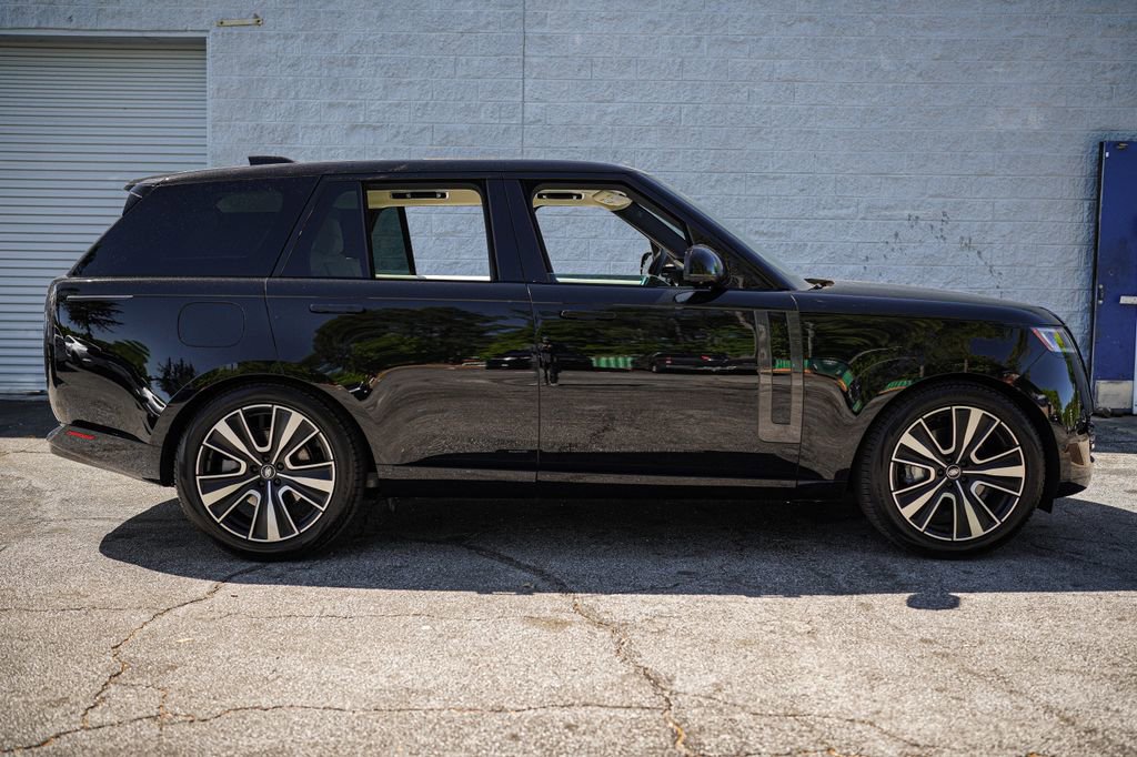 2025 Land Rover Range Rover SE