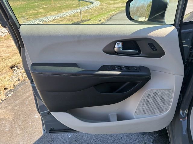 2023 Chrysler Pacifica Touring-L