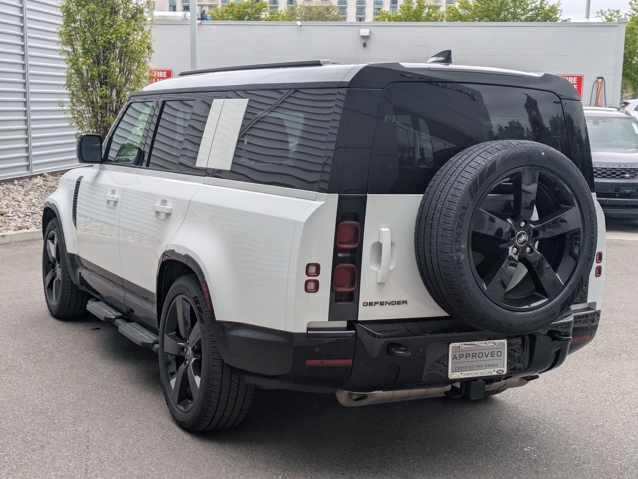 2025 Land Rover Defender 130 X-Dynamic SE