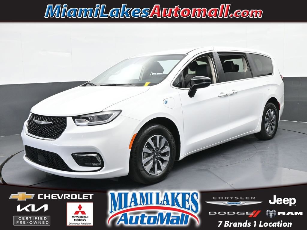 Used 2024 Chrysler Pacifica Select