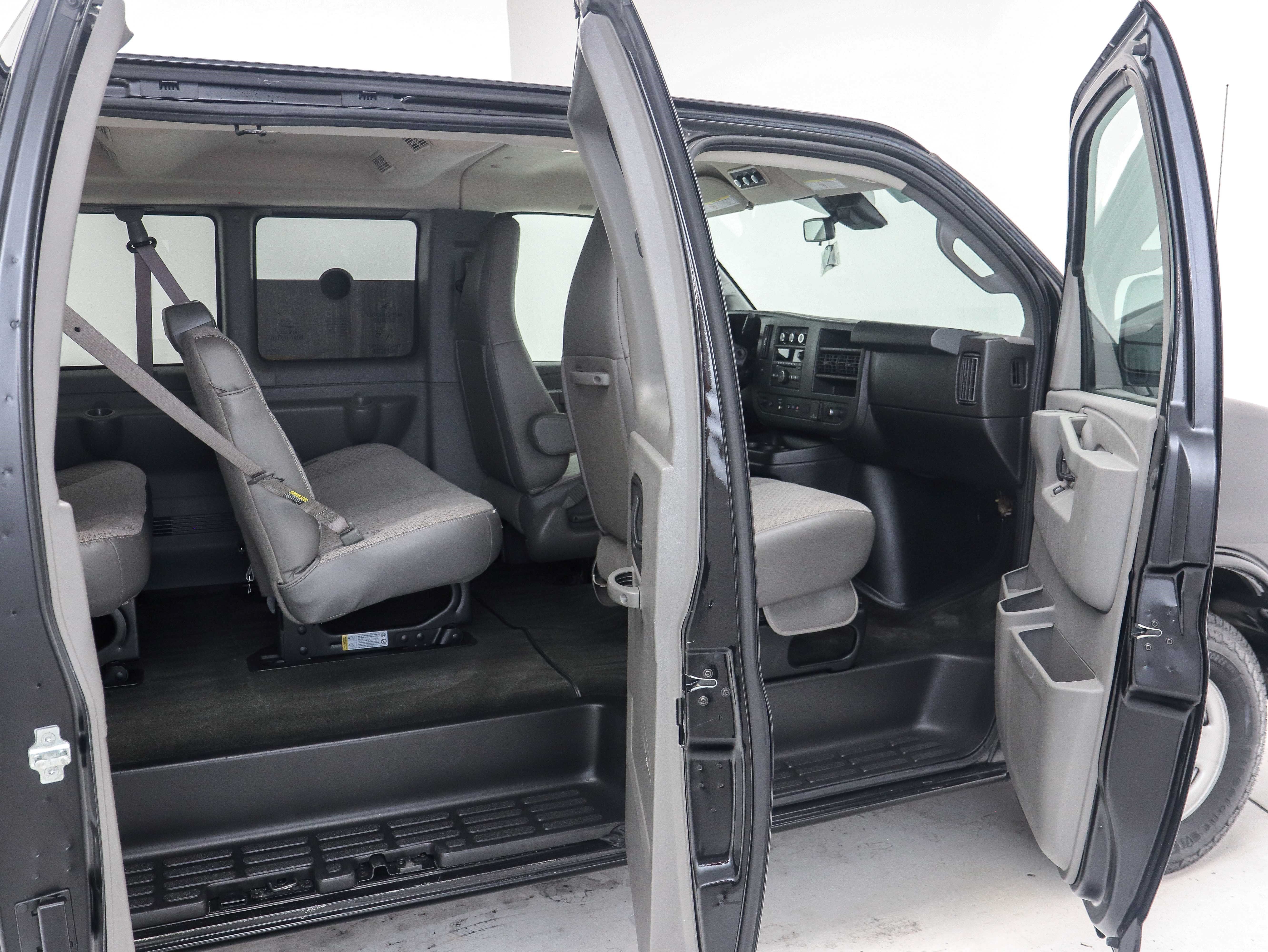 2019 Chevrolet Express Passenger LT - Photo 11