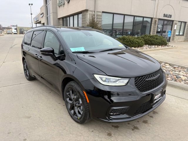 New 2026 Chrysler Pacifica Select w/ S Appearance Package