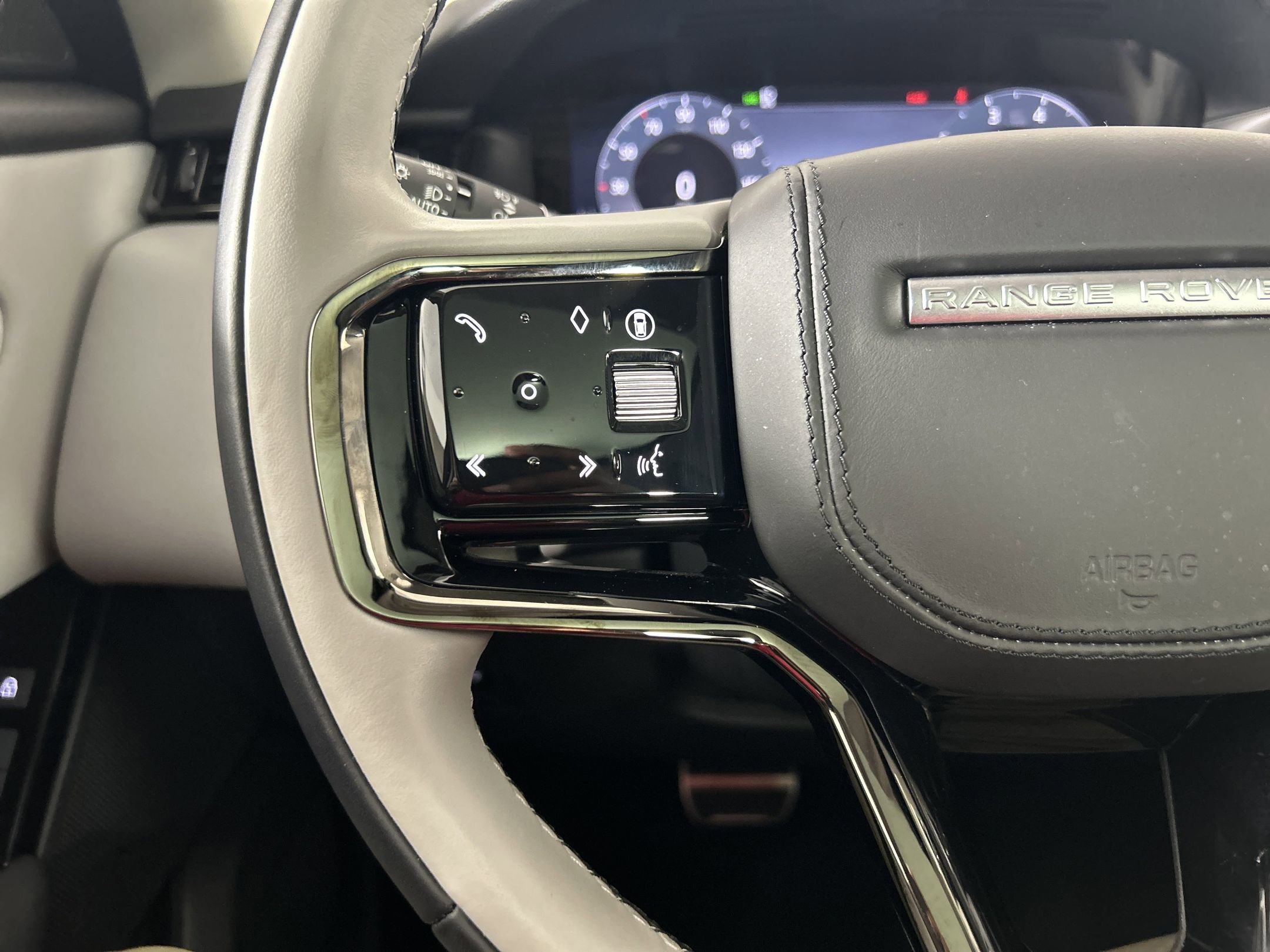 2025 Land Rover Range Rover Velar Dynamic SE