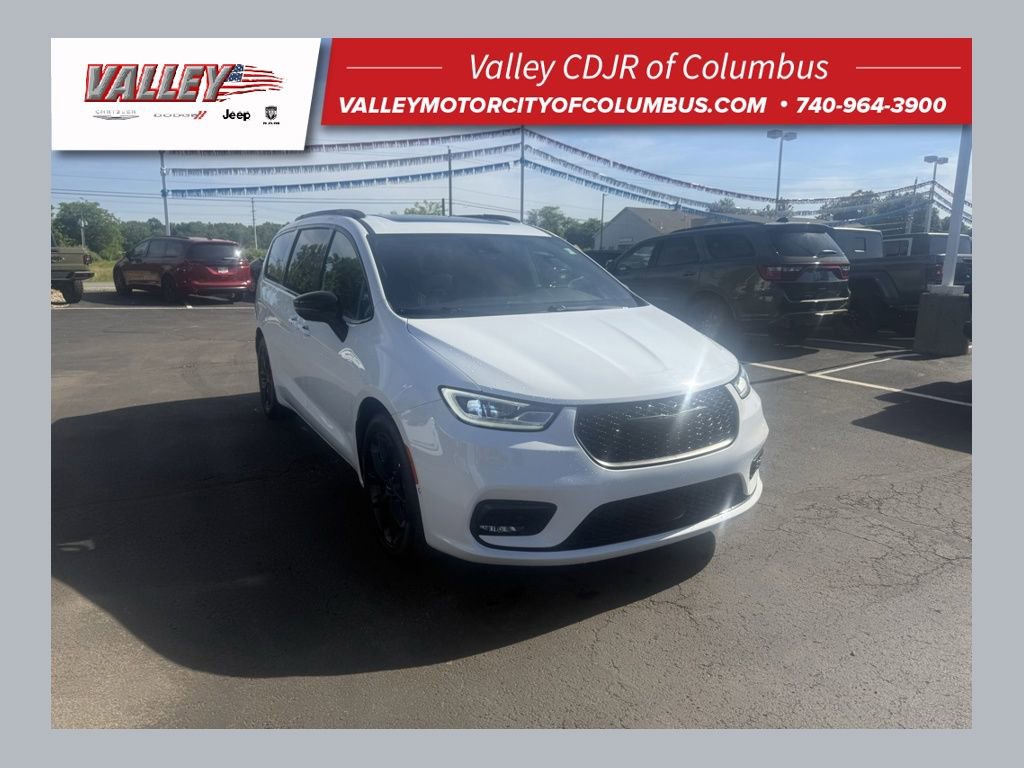 Used 2023 Chrysler Pacifica Limited w/ Uconnect Theater Family Group