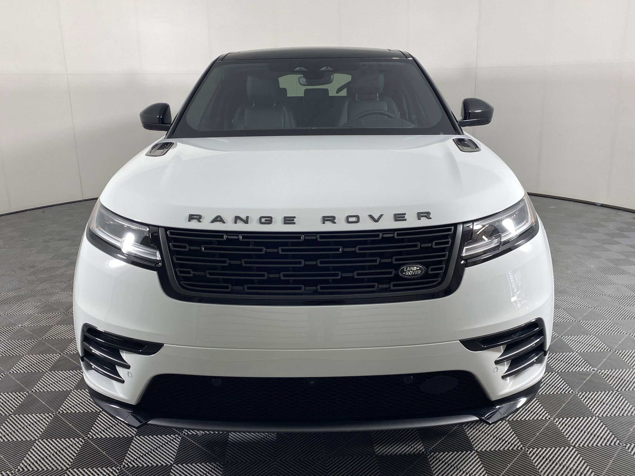 2026 Land Rover Range Rover Velar Dynamic SE