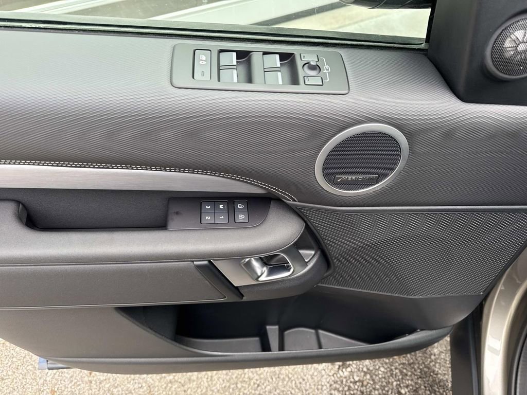 2025 Land Rover Discovery Dynamic SE