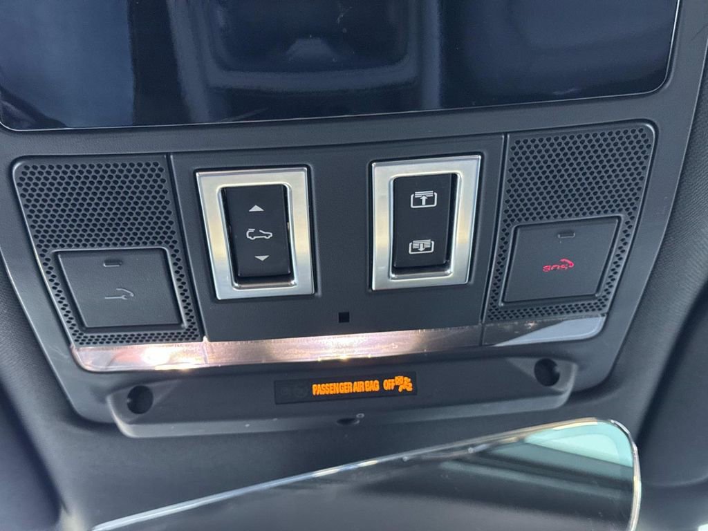 2023 Land Rover Defender 130 X-Dynamic SE