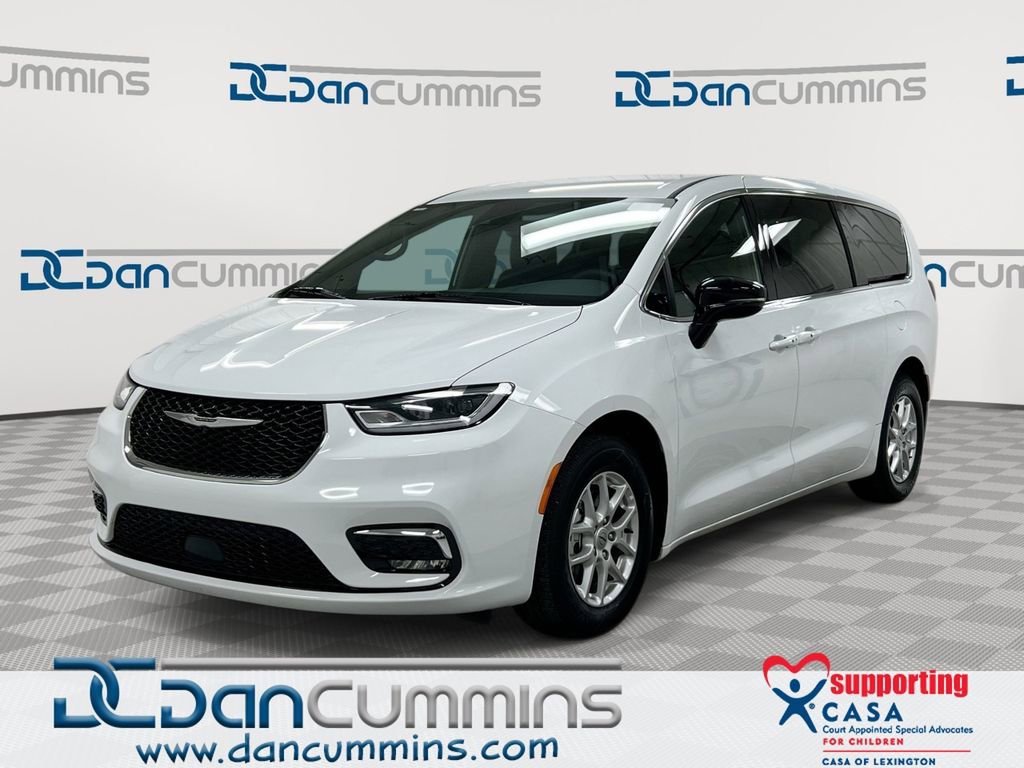 Used 2025 Chrysler Pacifica Select