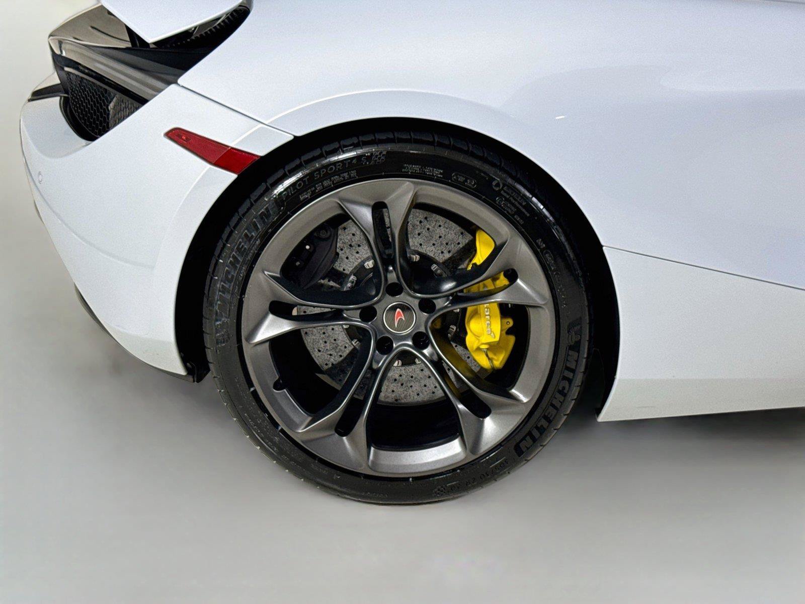 Used 2018 McLaren 720S Performance photo 32