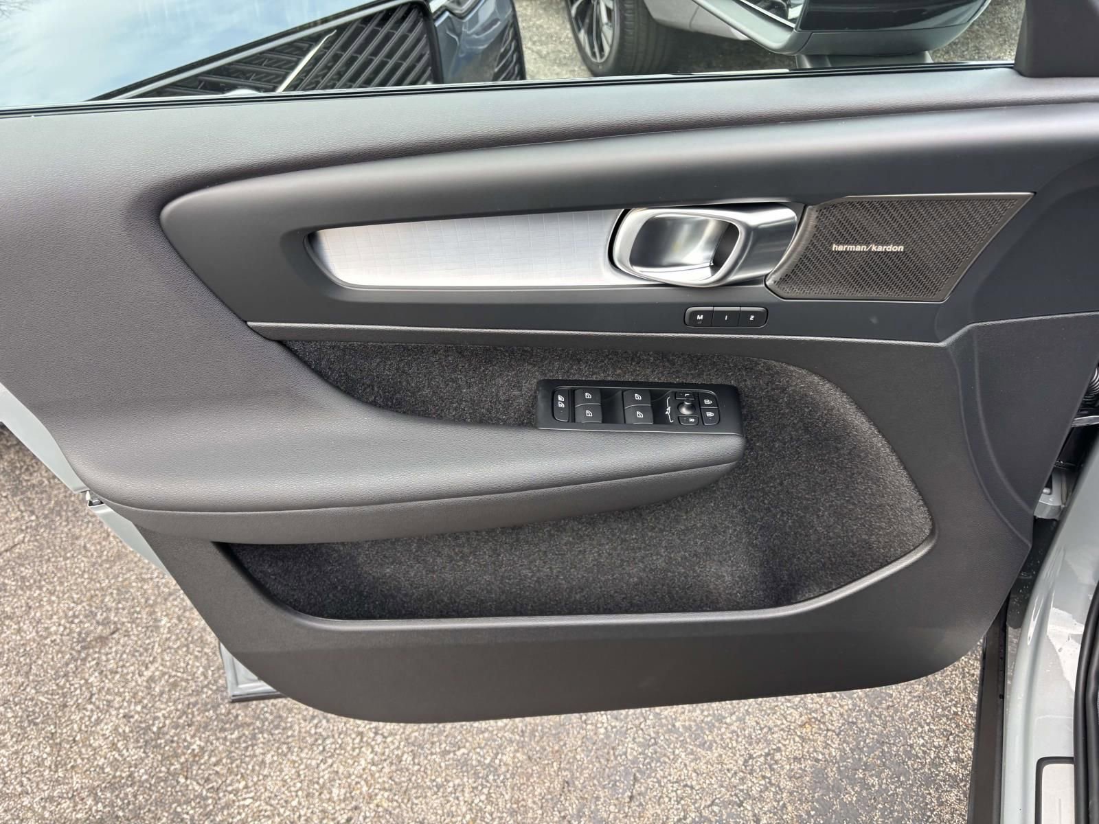 2026 Volvo Xc40 B5 Ultra