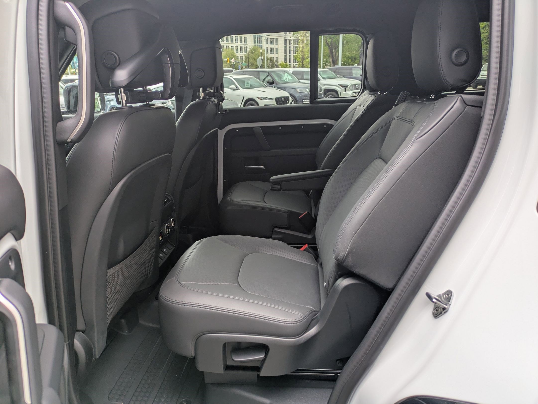 2025 Land Rover Defender 130 X-Dynamic SE