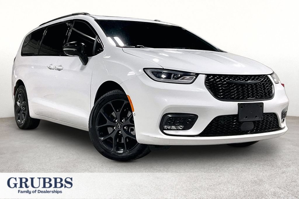 Used 2024 Chrysler Pacifica Limited w/ Uconnect Theater Family Group