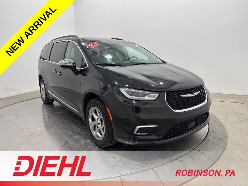 Used 2023 Chrysler Pacifica Limited w/ Uconnect Theater Family Group