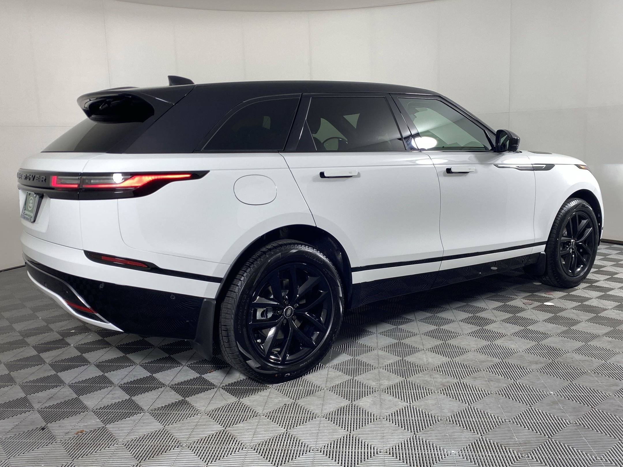 2026 Land Rover Range Rover Velar Dynamic SE