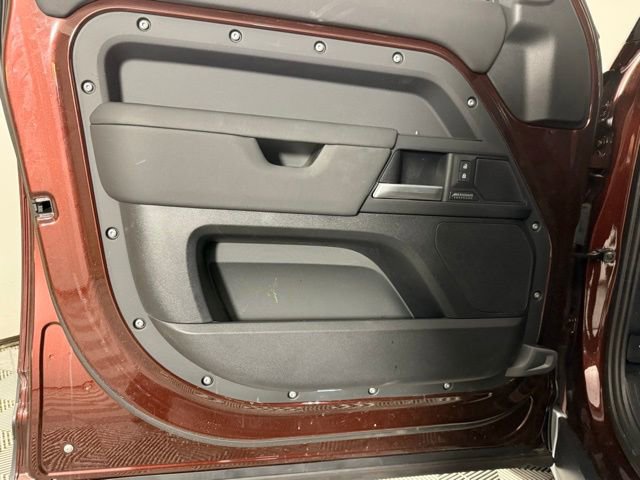 2025 Land Rover Defender 130 X-Dynamic SE