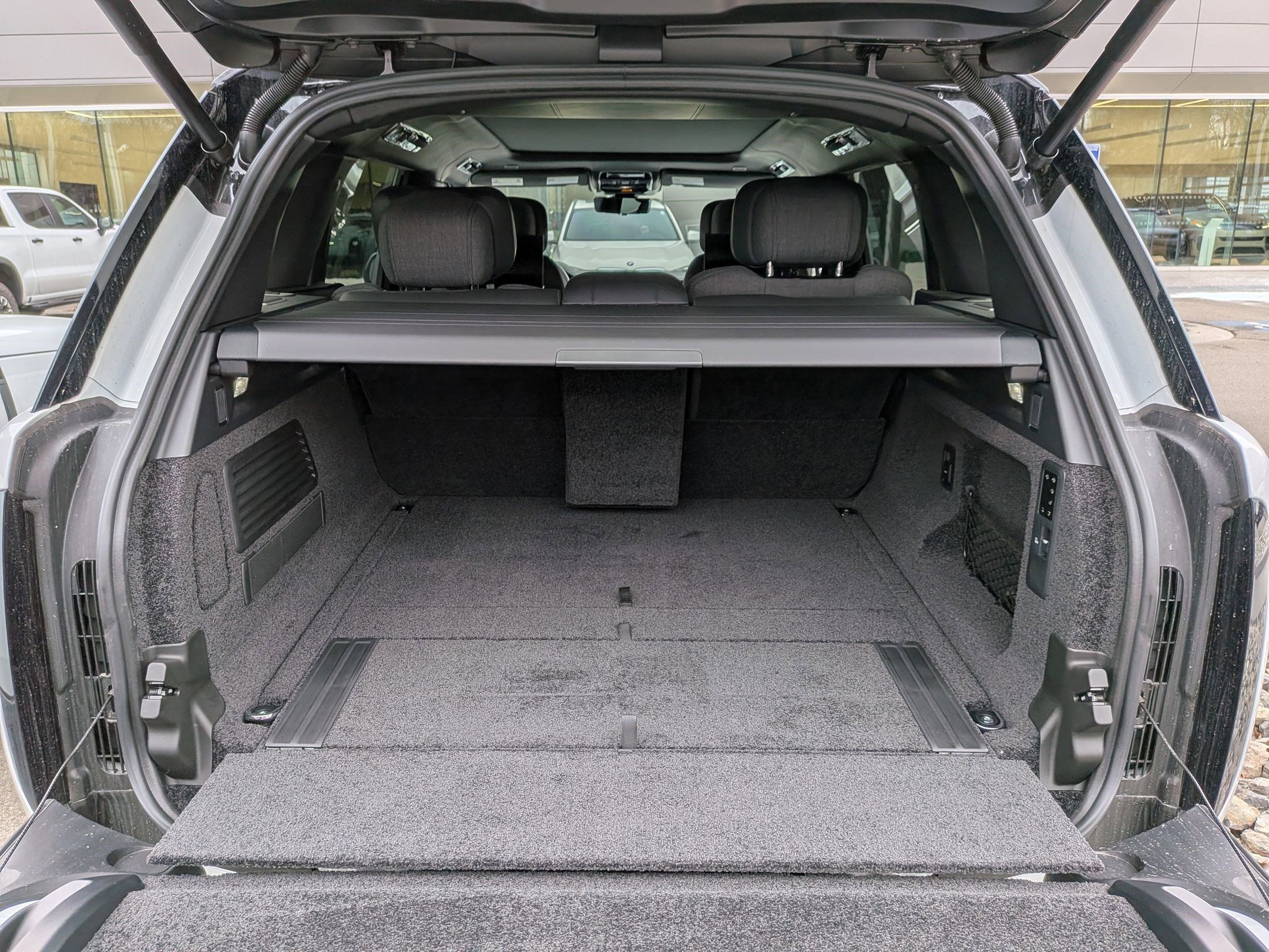 2025 Land Rover Range Rover SV