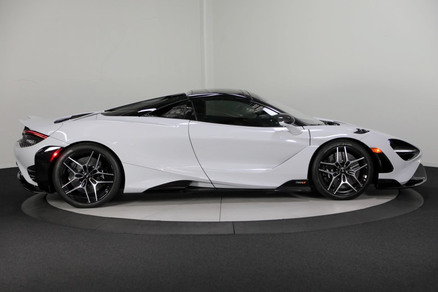 Used 2022 McLaren 765LT photo 10