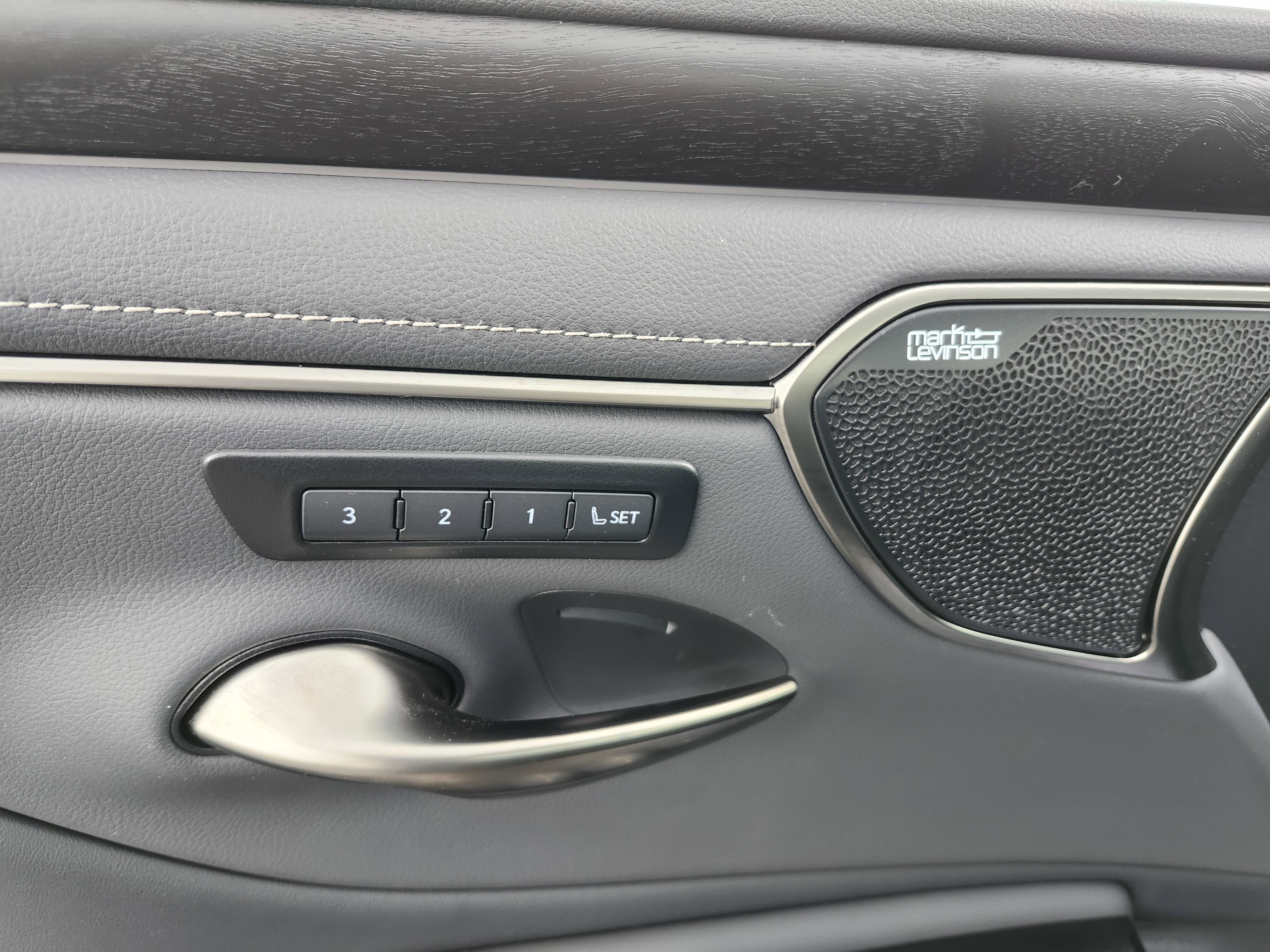 2025 Lexus ES 300h Ultra Luxury