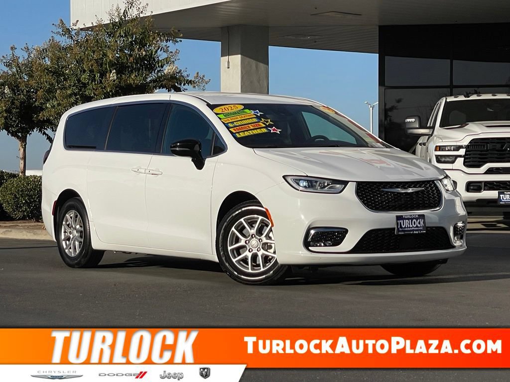 Used 2025 Chrysler Pacifica Select