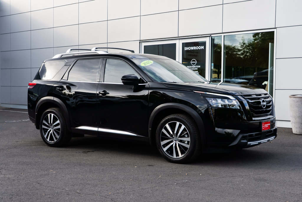 Used 2025 Nissan Pathfinder Platinum w/ Black Appearance Package