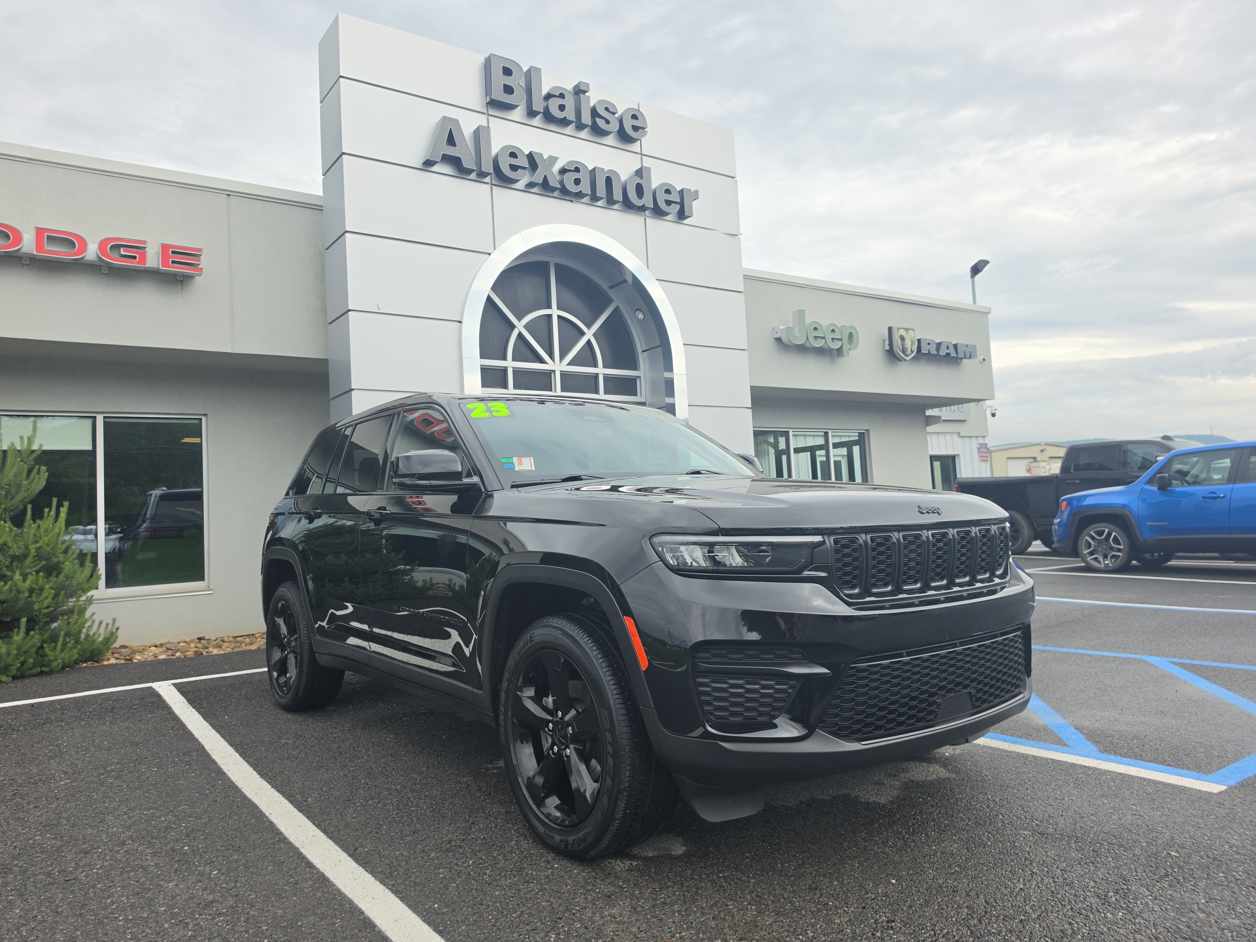 Used 2023 Jeep Grand Cherokee Altitude