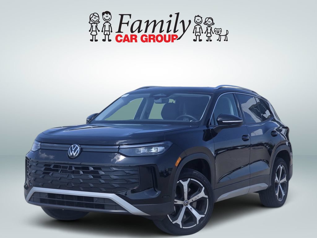 Used 2025 Volkswagen Tiguan SE w/ Panoramic Sunroof Package