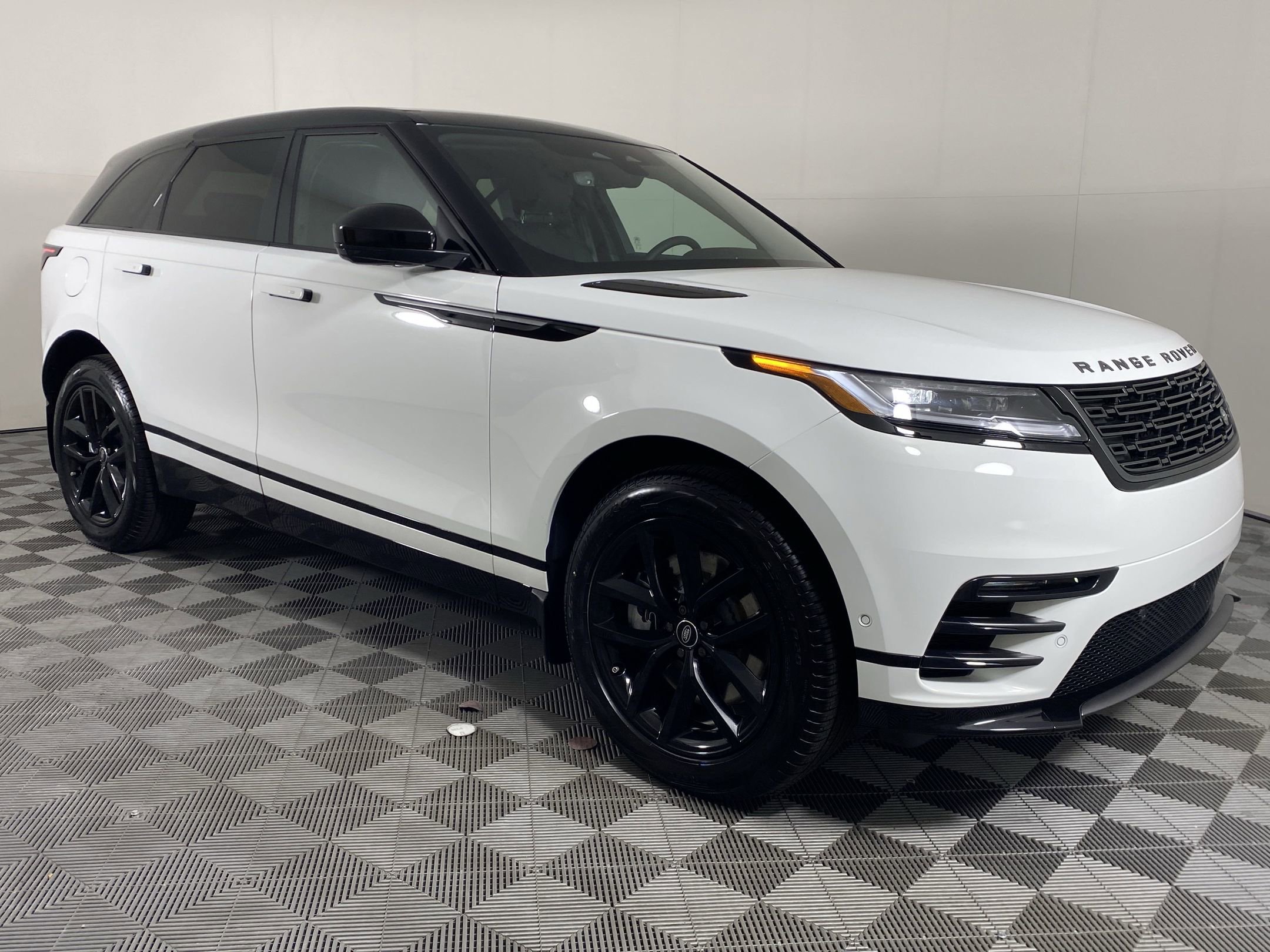 2026 Land Rover Range Rover Velar Dynamic SE
