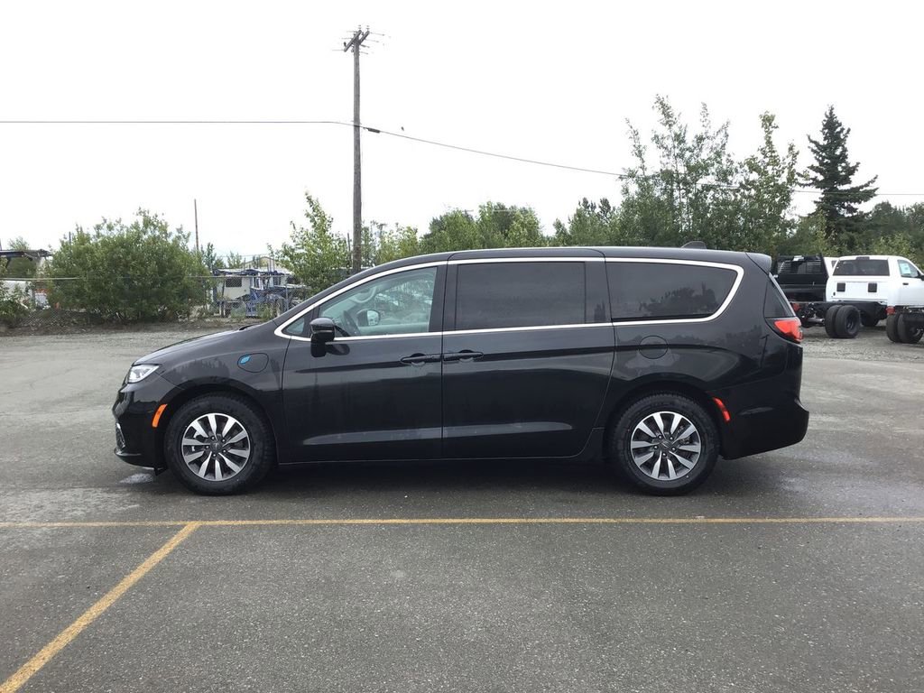 Used 2024 Chrysler Pacifica Select