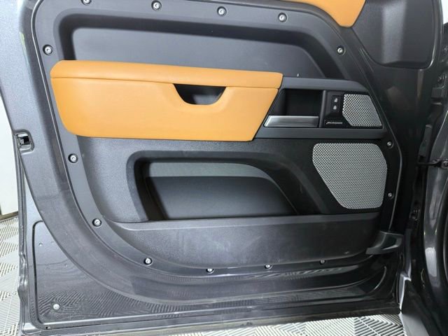 2024 Land Rover Defender 130 X-Dynamic SE