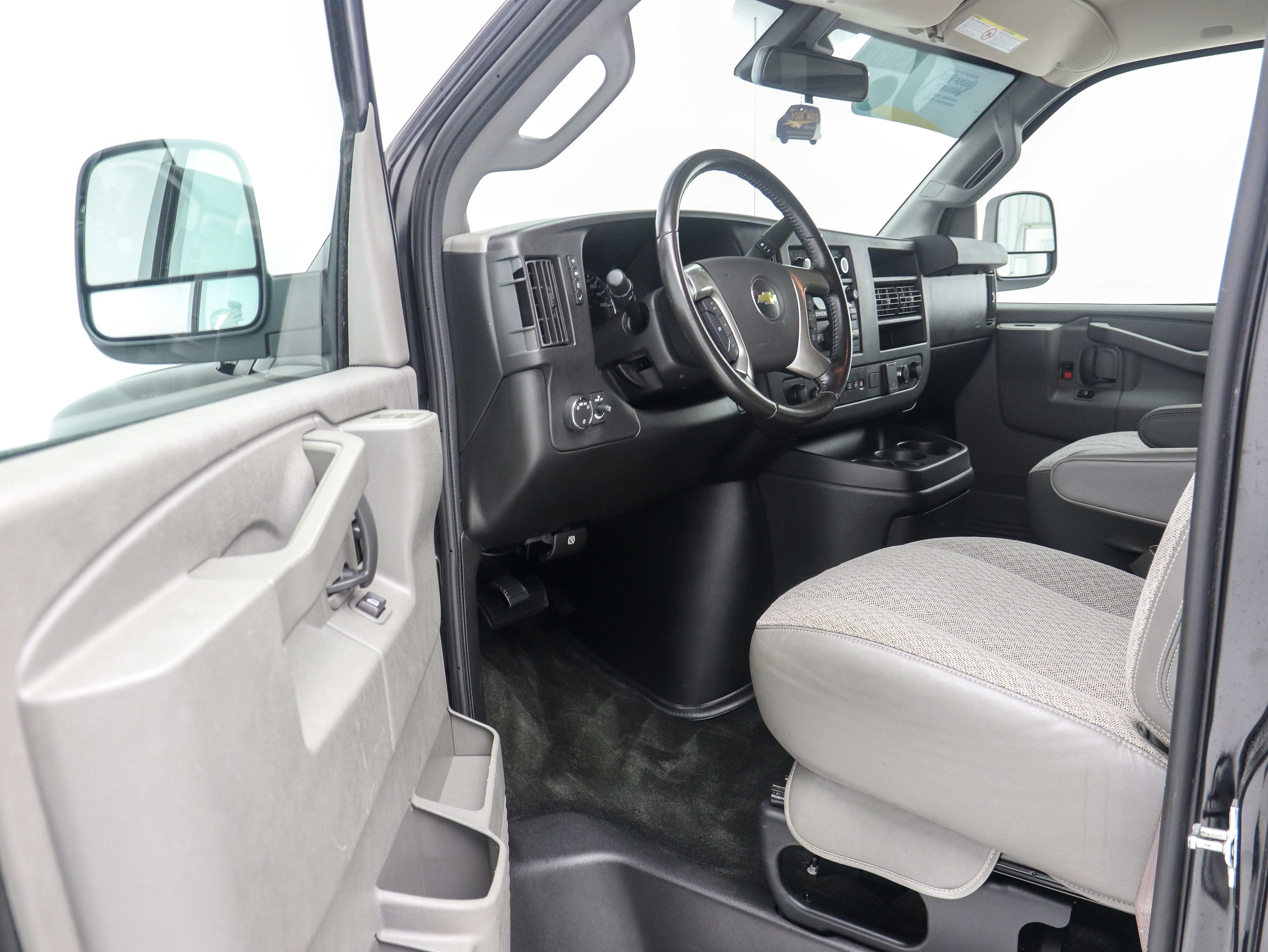 2019 Chevrolet Express Passenger LT - Photo 13