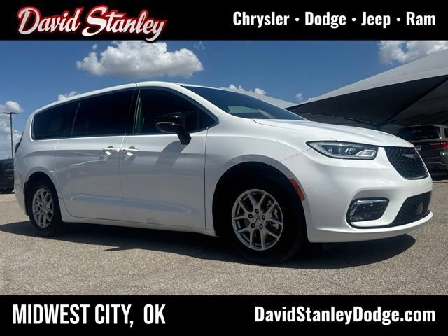 Used 2025 Chrysler Pacifica Select