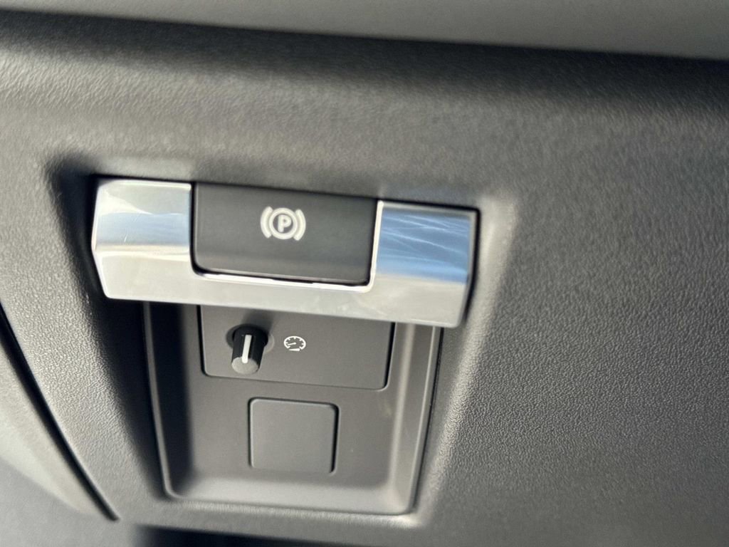 2025 Land Rover Defender 110 V8