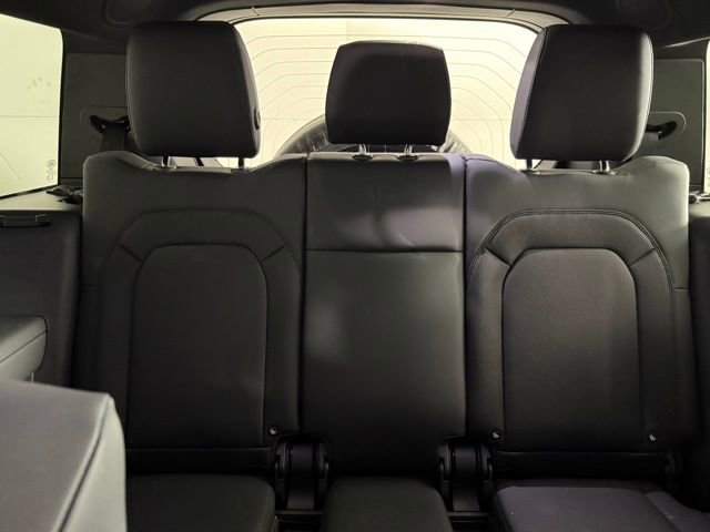 2025 Land Rover Defender 130 X-Dynamic SE