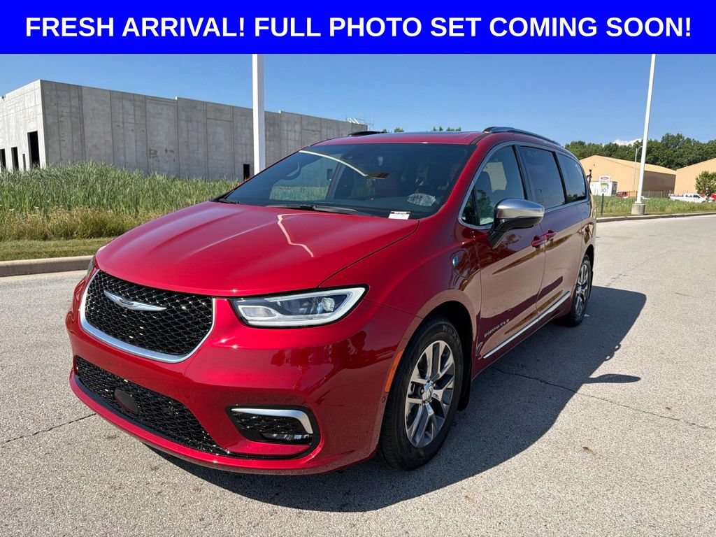 Used 2025 Chrysler Pacifica Pinnacle