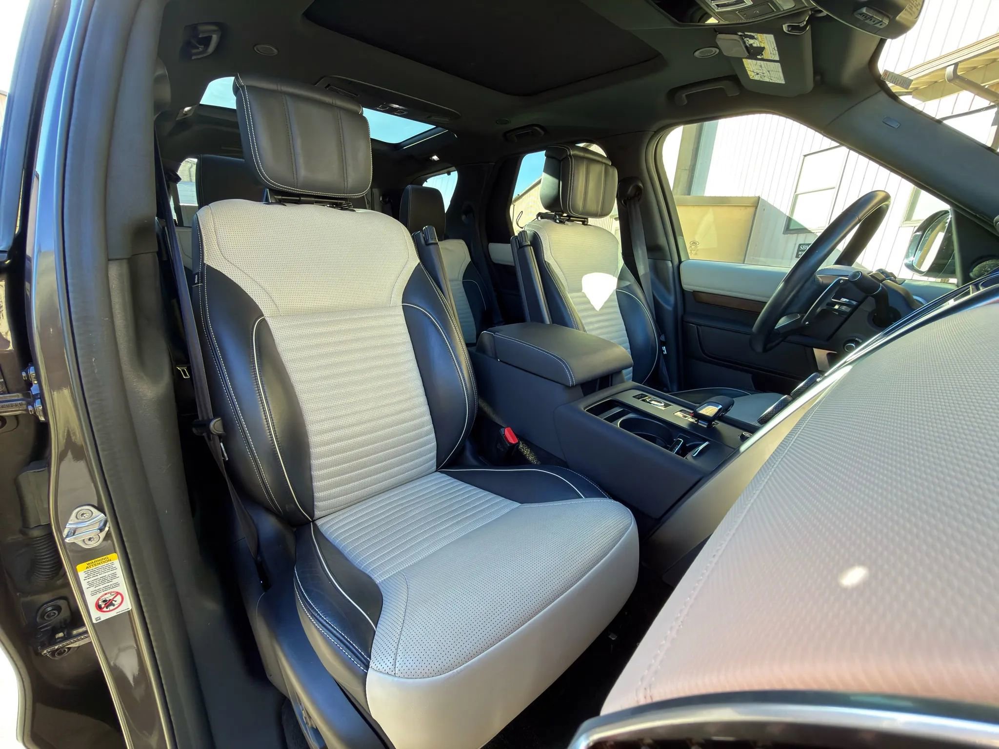 2023 Land Rover Discovery Metropolitan Edition