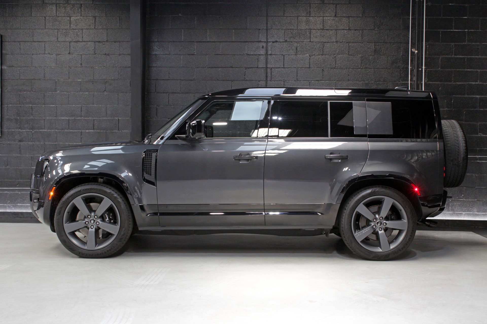 2025 Land Rover Defender 110 V8