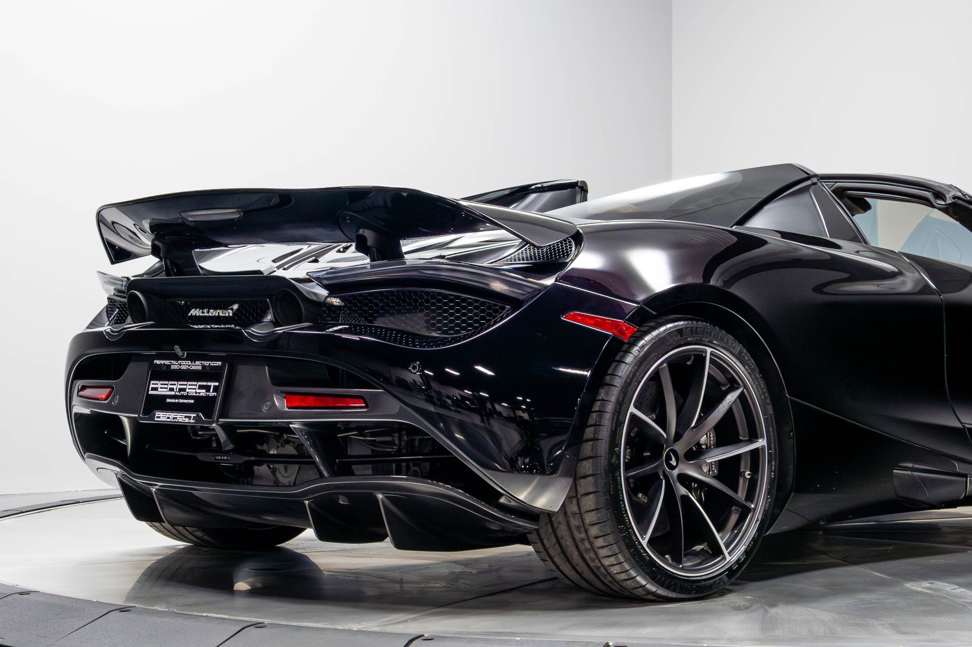 Used 2019 McLaren 720S Luxury photo 16
