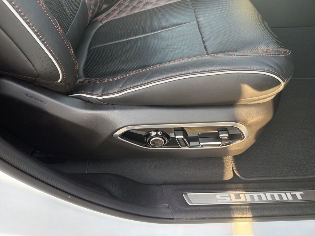 2022 Jeep Grand Cherokee Summit