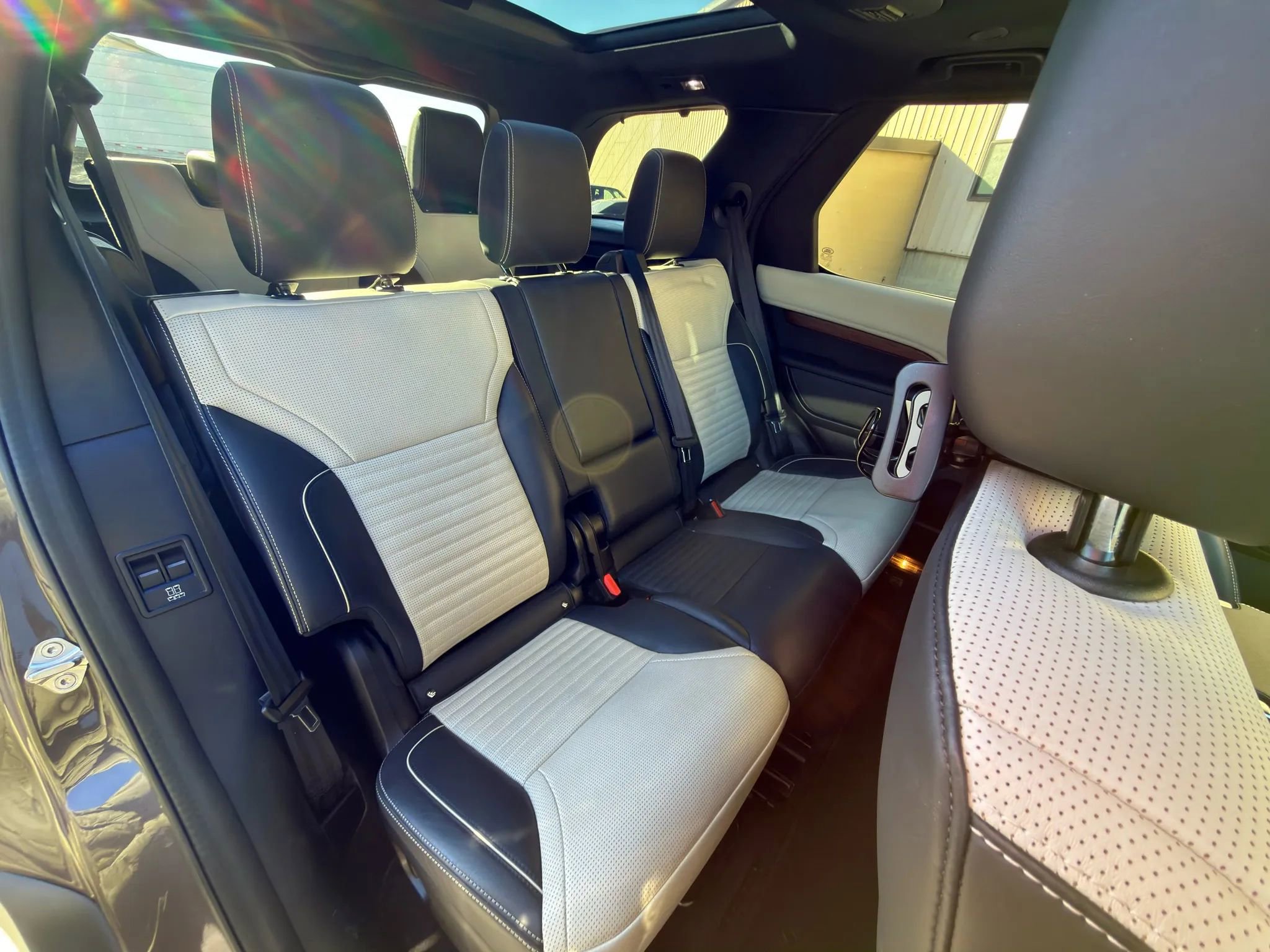 2023 Land Rover Discovery Metropolitan Edition