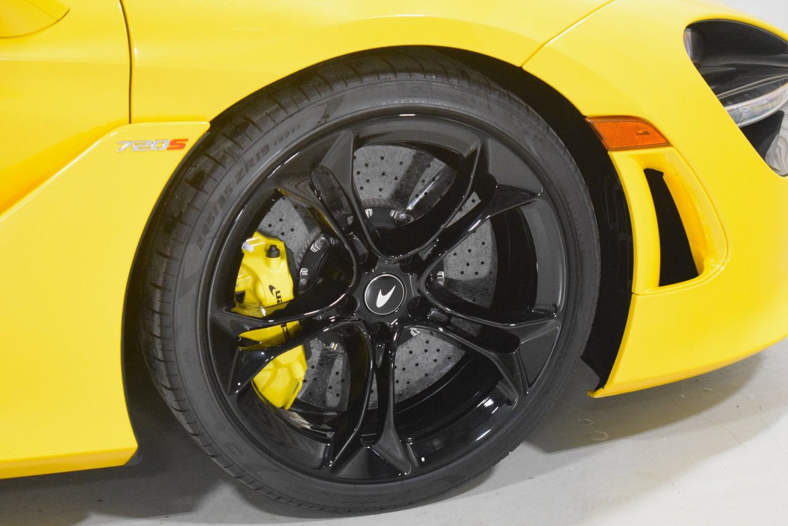Used 2020 McLaren 720S Performance photo 18