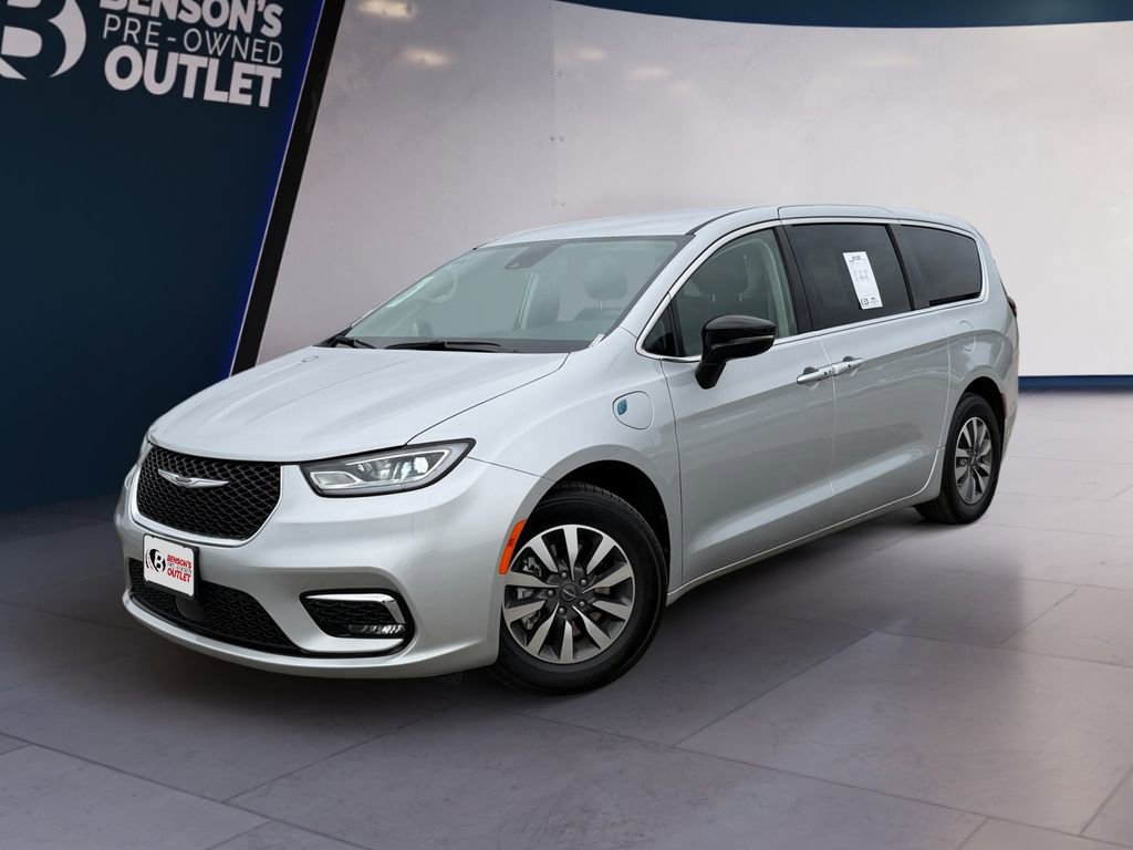 Used 2024 Chrysler Pacifica Select