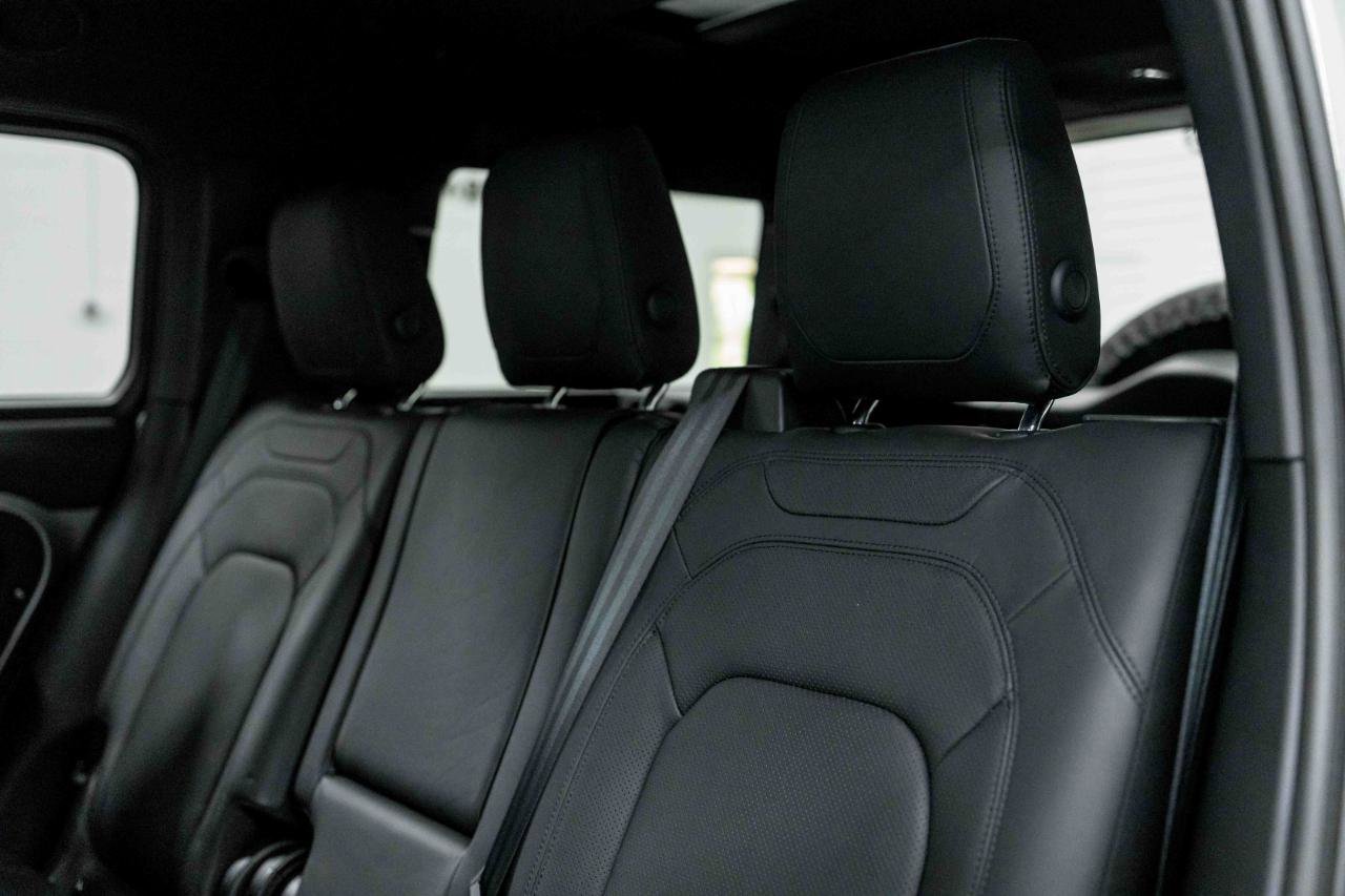 2023 Land Rover Defender 130 SE