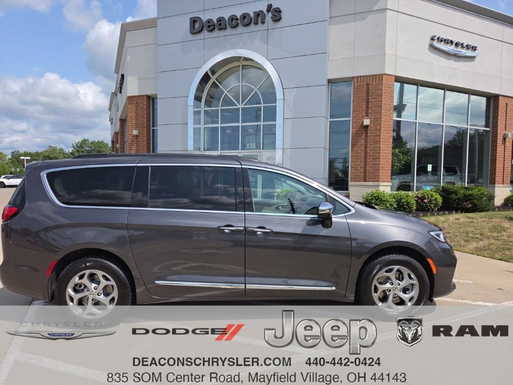 Used 2023 Chrysler Pacifica Limited w/ Uconnect Theater Family Group